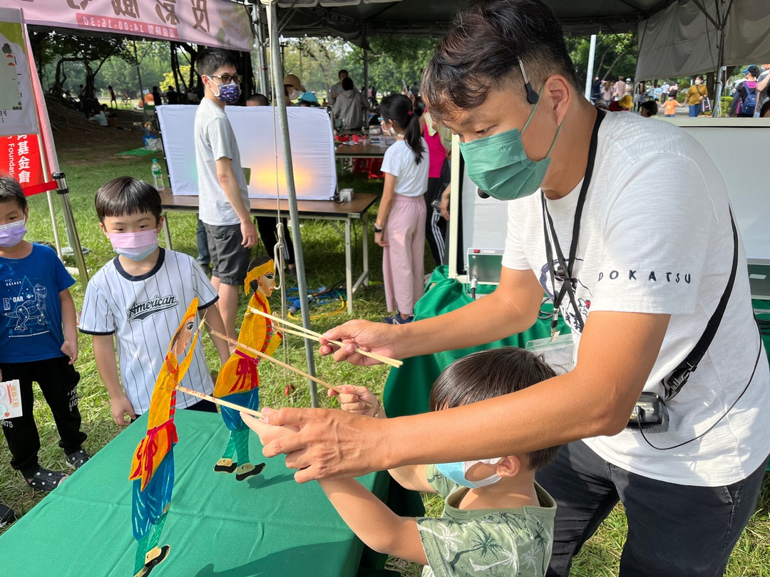 推廣皮影戲文化，於企業家庭日設置操偶體驗活動